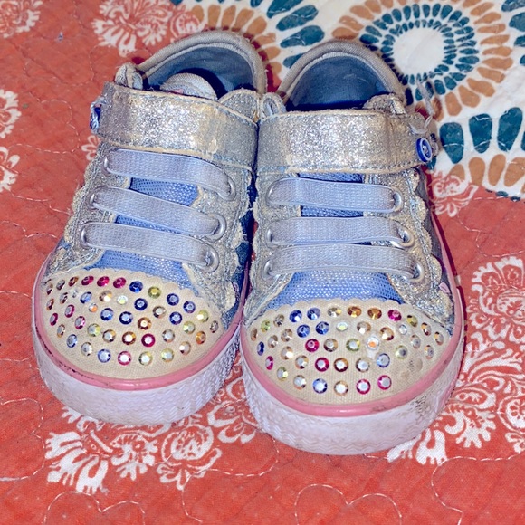 Toddlers tennis shoes, size 5. - Picture 2 of 4